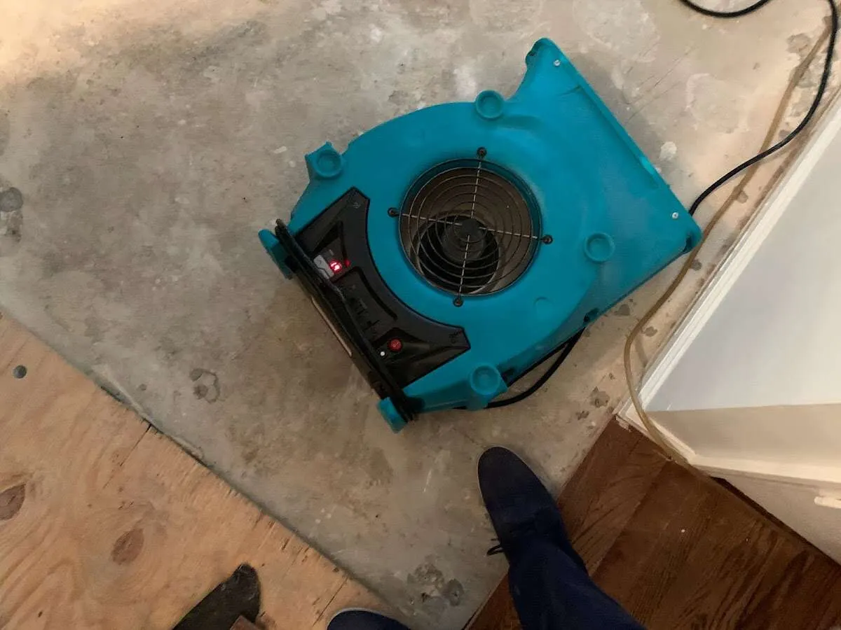 Air mover drying subfloor during Leak Detection & Repair in Red Oak
